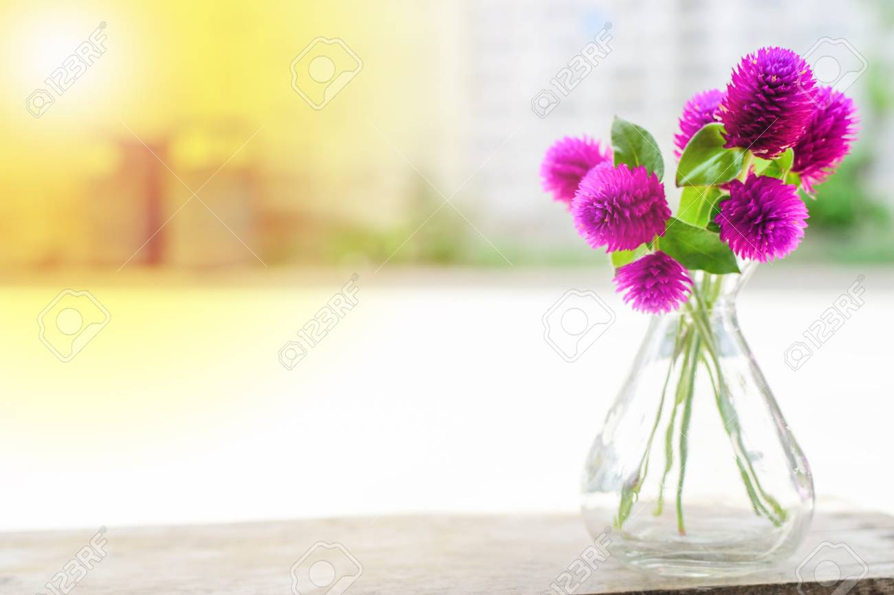 Vase En Verre Et Beau Bouquet De Fleur Rose Sur La Vieille Table En Bois Et Larrière Plan Flou