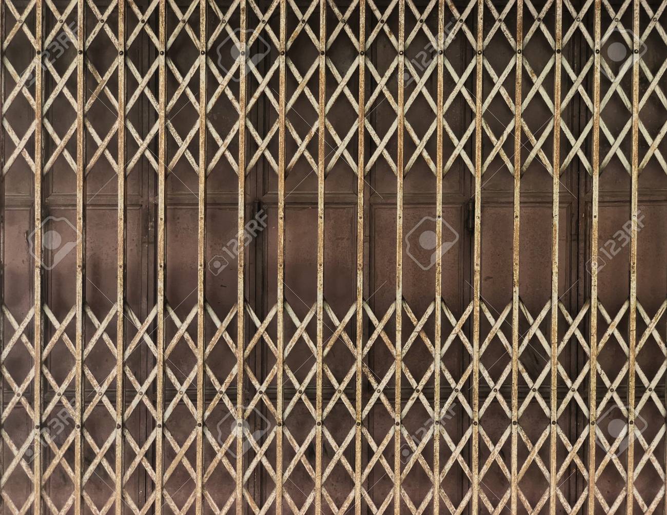 collapsible metal gate