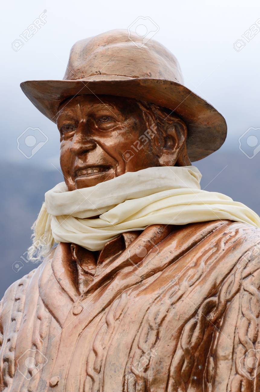 Khumjung ネパール 4 月 17 日 13 年 4 月 17 日 Khumjung Village Nepal Himalaya This 像でのエドモンド ヒラリー卿の像はサー エドモンド ヒラリーのエベレスト山像の頂上に登った最初の人に捧げられて ニュージーランド マウンテニア人最初の Cl の写真 Khumjung ネパール 4 月 17 日 13 年 4 月 17 日 Khumjung Village Nepal Himalaya This 像でのエドモンド ヒラリー卿の像はサー エドモンド ヒラリーのエベレスト山像の頂上に登った最初の人に捧げられて ニュージーランド マウンテニア人最初の Cl の写真