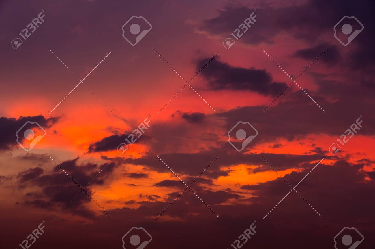 夕方の空は夕焼けの光とカラフルな雲とイラストやテキストを貼り付けるのための背景として の写真素材 画像素材 Image
