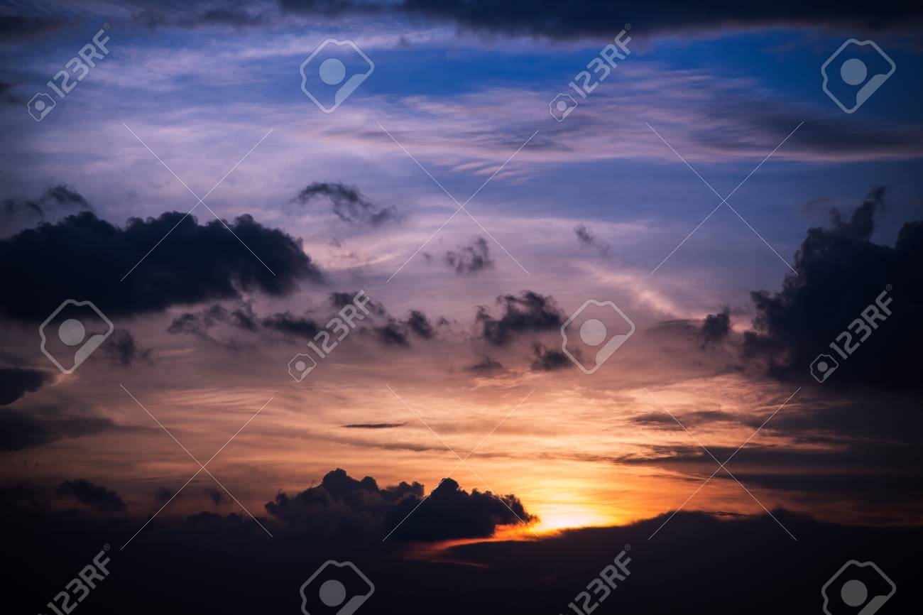 ふわふわの雲と背景画像やイラストとして使用するため美しい荒天風景ロマンチックな夕焼け空 の写真素材 画像素材 Image