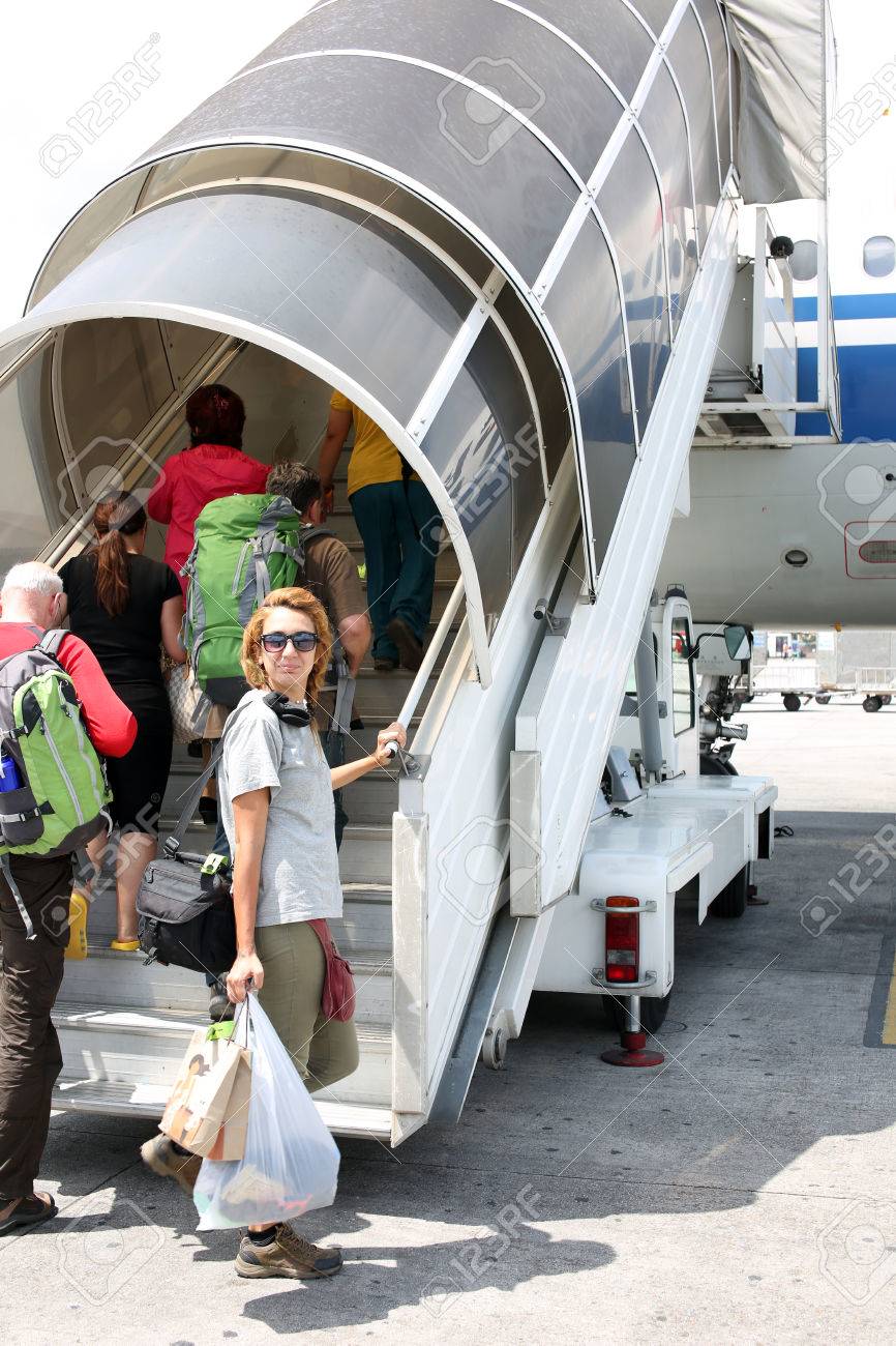 空港のボーディング ブリッジの上を歩く乗客ジェットウェイ の写真素材 画像素材 Image