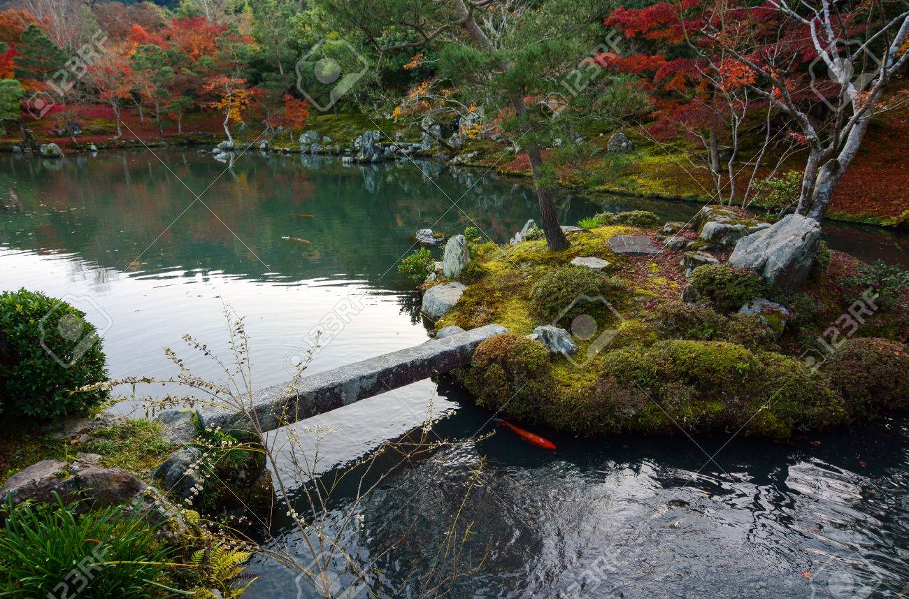 Kleine Insel Und Brucke In Einem Friedlichen Gartenteich In Japan Im Herbst Lizenzfreie Fotos Bilder Und Stock Fotografie Image 66267071