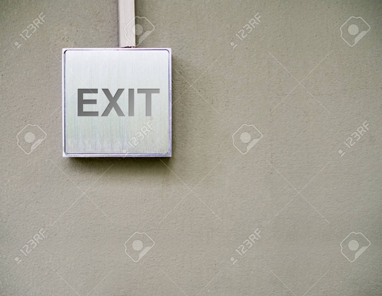 コンクリート壁 近代的な建物記号概念の銀の記号の終了します の写真素材 画像素材 Image