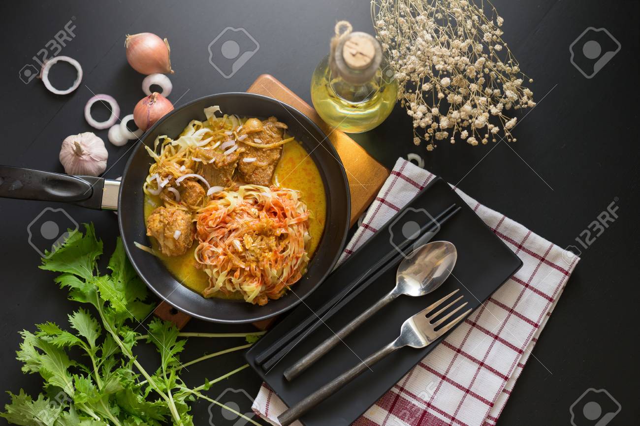 Curry Nudelsuppe Mit Wurziger Kokosmilch Und Rindfleisch In Einer Schwarzen Pfanne Auf Einem Schwarzen Holztisch Lizenzfreie Fotos Bilder Und Stock Fotografie Image 81866033