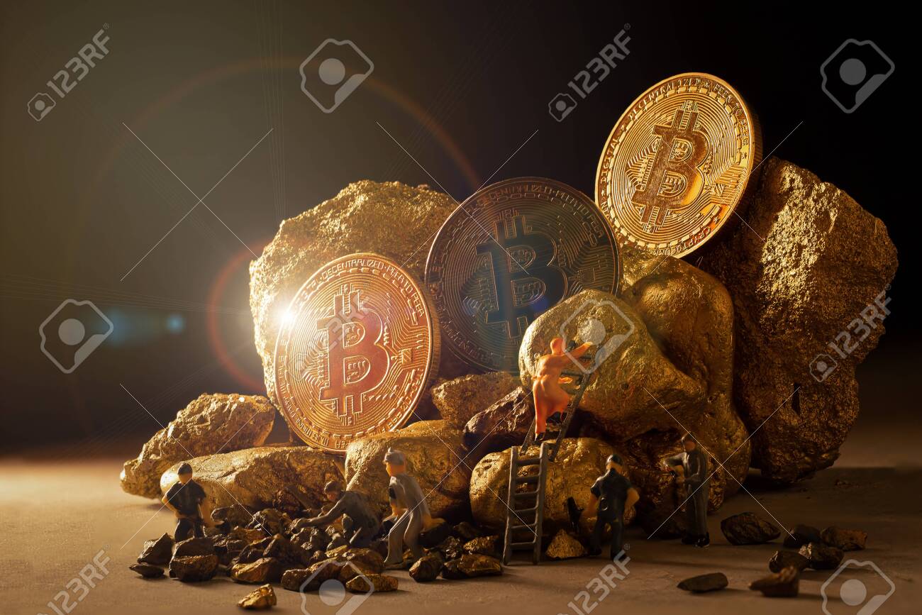 깊은 황금 동굴에서 비트코인 채굴 그룹에서 일하는 매크로 광부. 로열티 무료 사진, 그림, 이미지 그리고 스톡포토그래피. Image  129307702