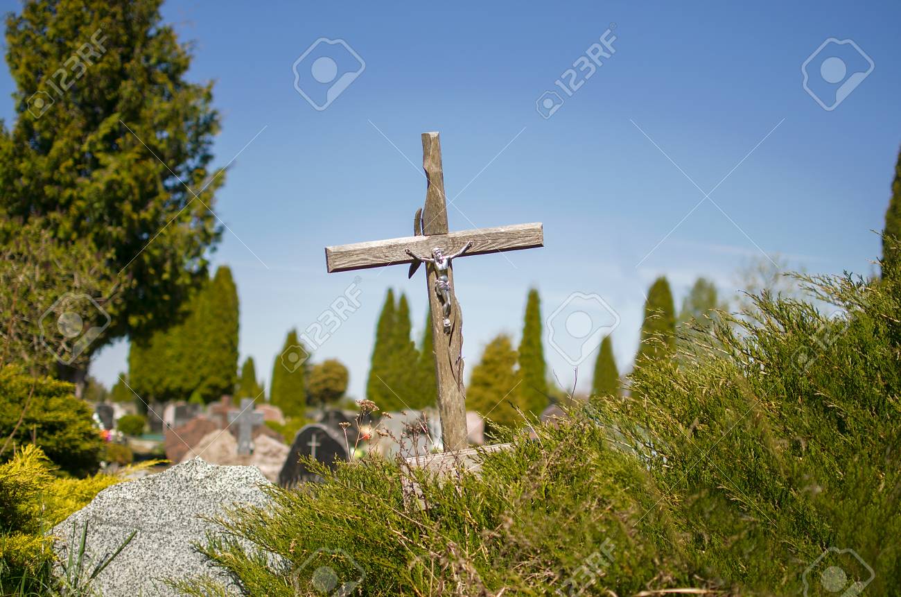 墓地で墓に古い木製の十字架の写真素材・画像素材 Image 79517682