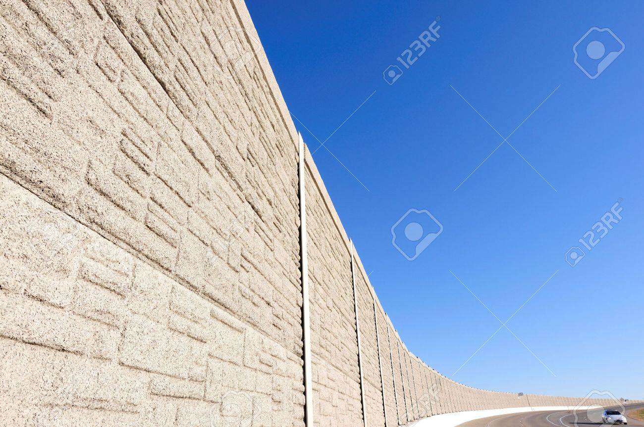 高速道路遮音壁 の写真素材 画像素材 Image