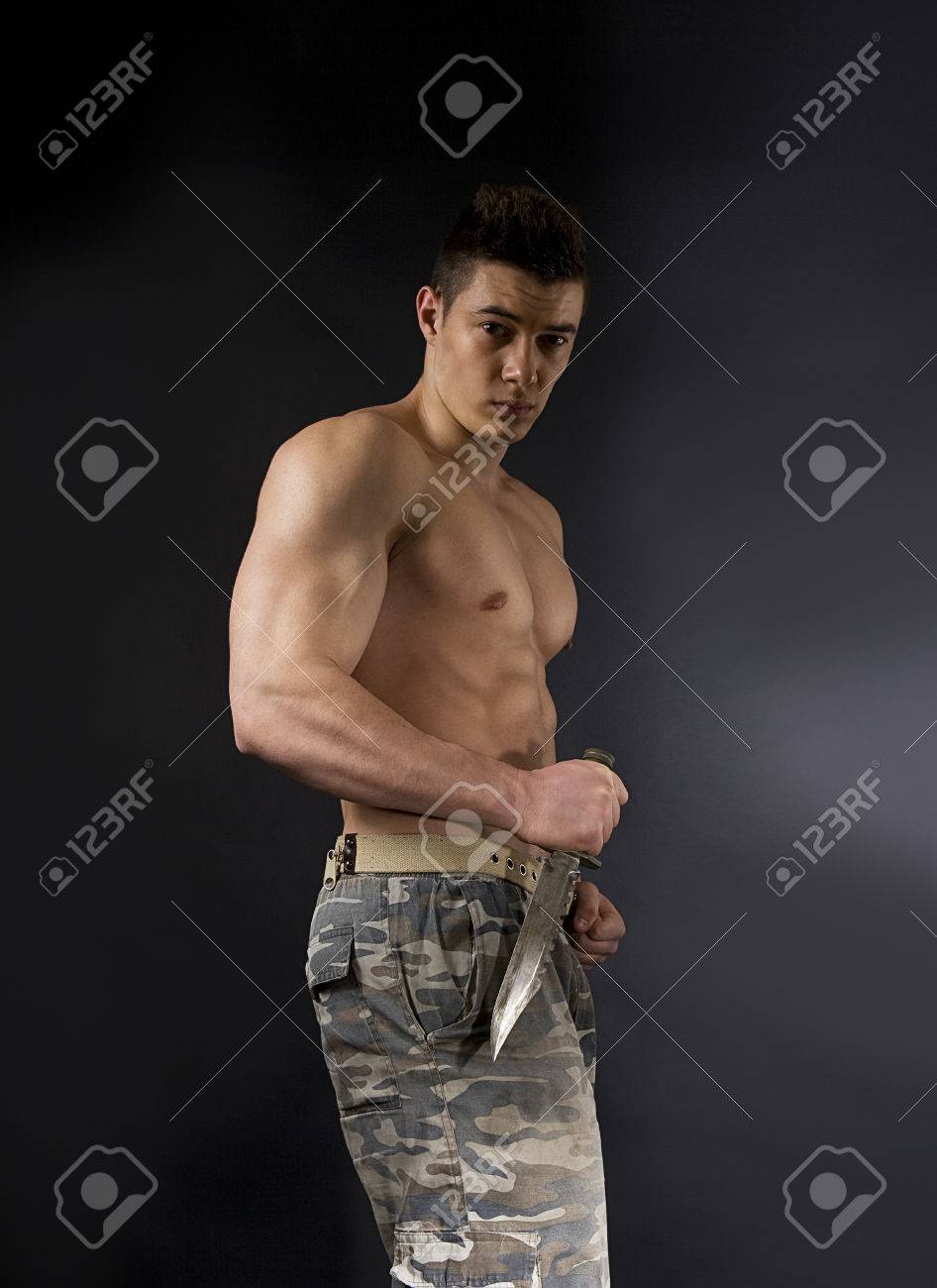 Attraktive Soldat Mit Athletischen Körper Mit Messer Auf Einem Dunklen  Hintergrund Lizenzfreie Fotos, Bilder Und Stock Fotografie. Image 25308239.