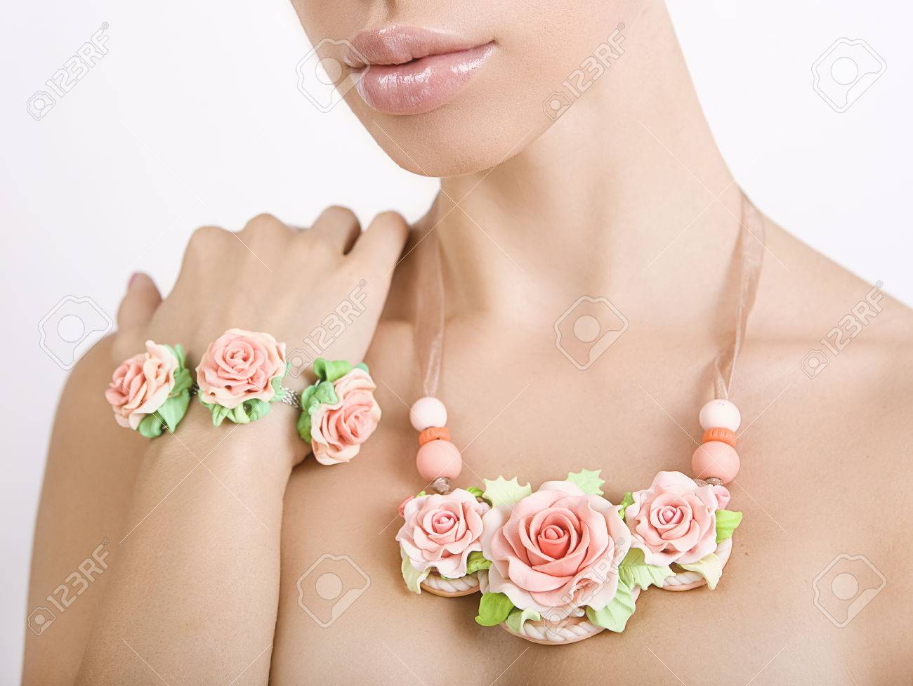 Polímero Joyas De Arcilla: Con Un De Flores Alrededor Su Cuello Y La Pulsera, Accesorios De época Fotos, Retratos, Imágenes Y Fotografía De Archivo Libres De Derecho. Image