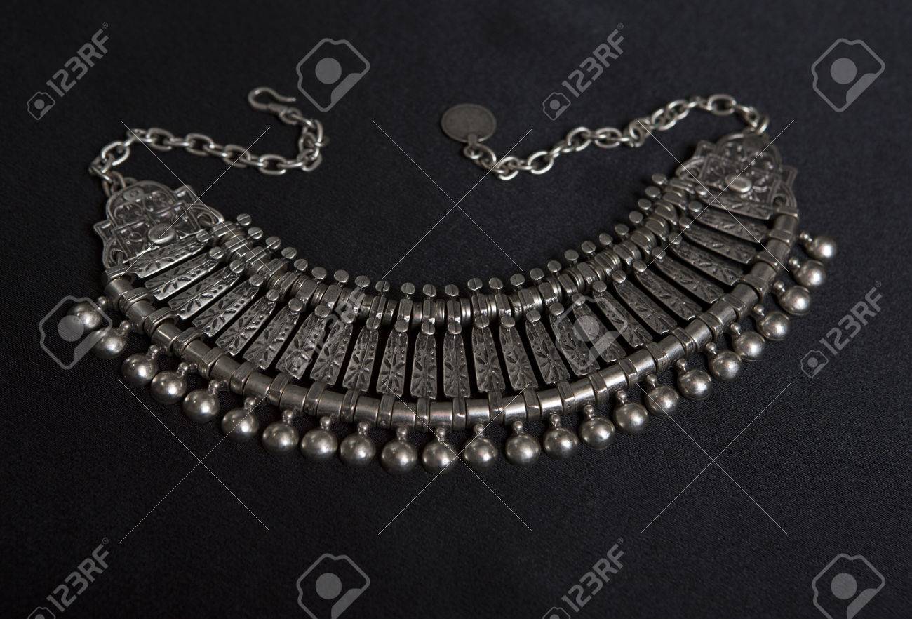 美しいオリエンタル シルバージュ エリー インド アラブ アフリカ エジプト ファッション エキゾチックなアクセサリー アジアの銀製の宝石類 ベリーダンス オリエンタル衣装の部族ジュエリー ネックレス の写真素材 画像素材 Image