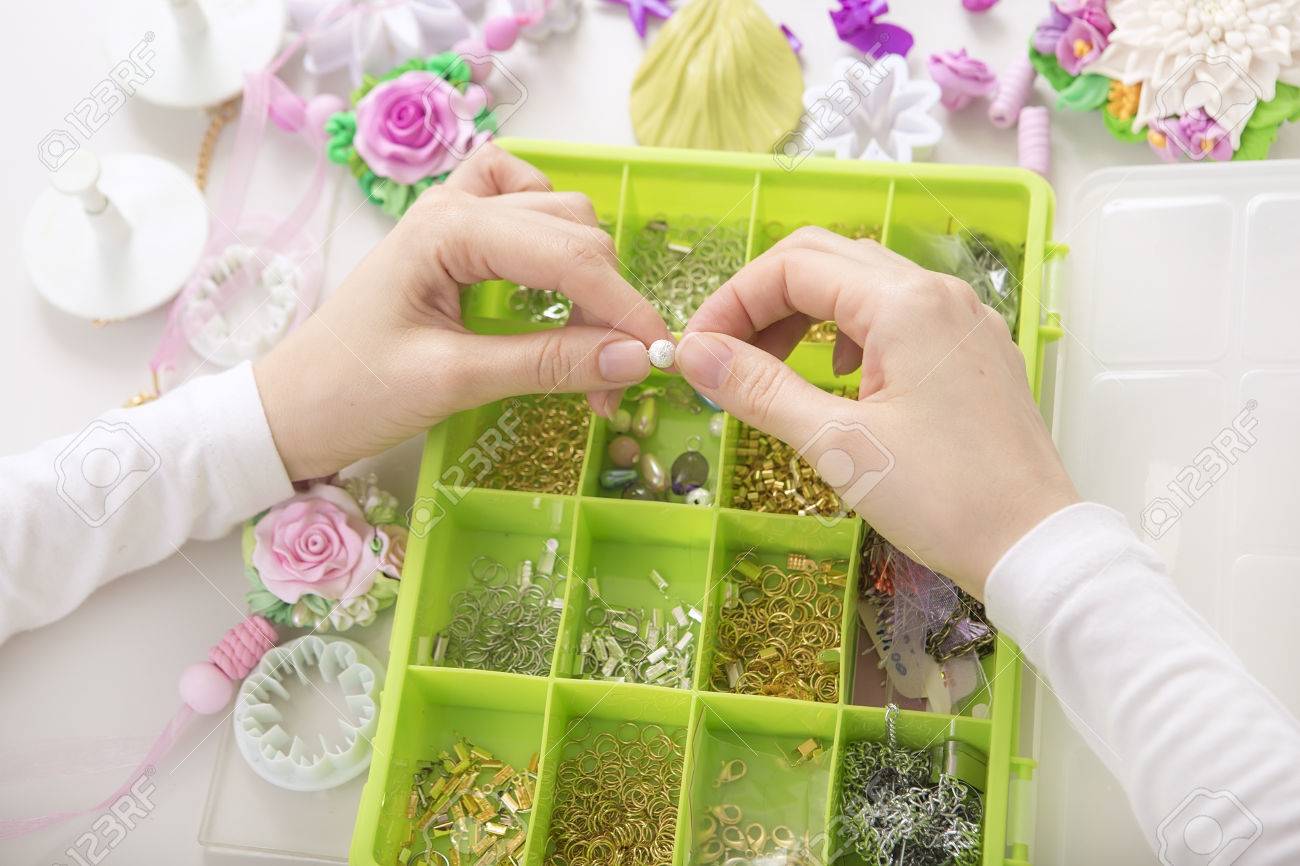 Accesorios Para La Costura En Un Recipiente Y Herramientas Para La De Joyas De Moda En De Fabricación. Joyero De La Fabricación De Joyas (bisutería) .workshop. Modelado Manía