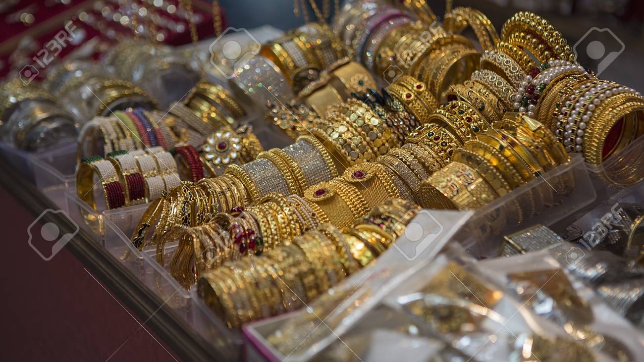 Joyería Oriental Hermosa Del Oro (indio, árabe, Egipcio) En El Mercado Indio. Accesorios De La Manera, Joyería Asiática Del Oro. Collar, Pendientes, Pulseras. Accesorios De Boda De Oro Fotos, Retratos, Imágenes