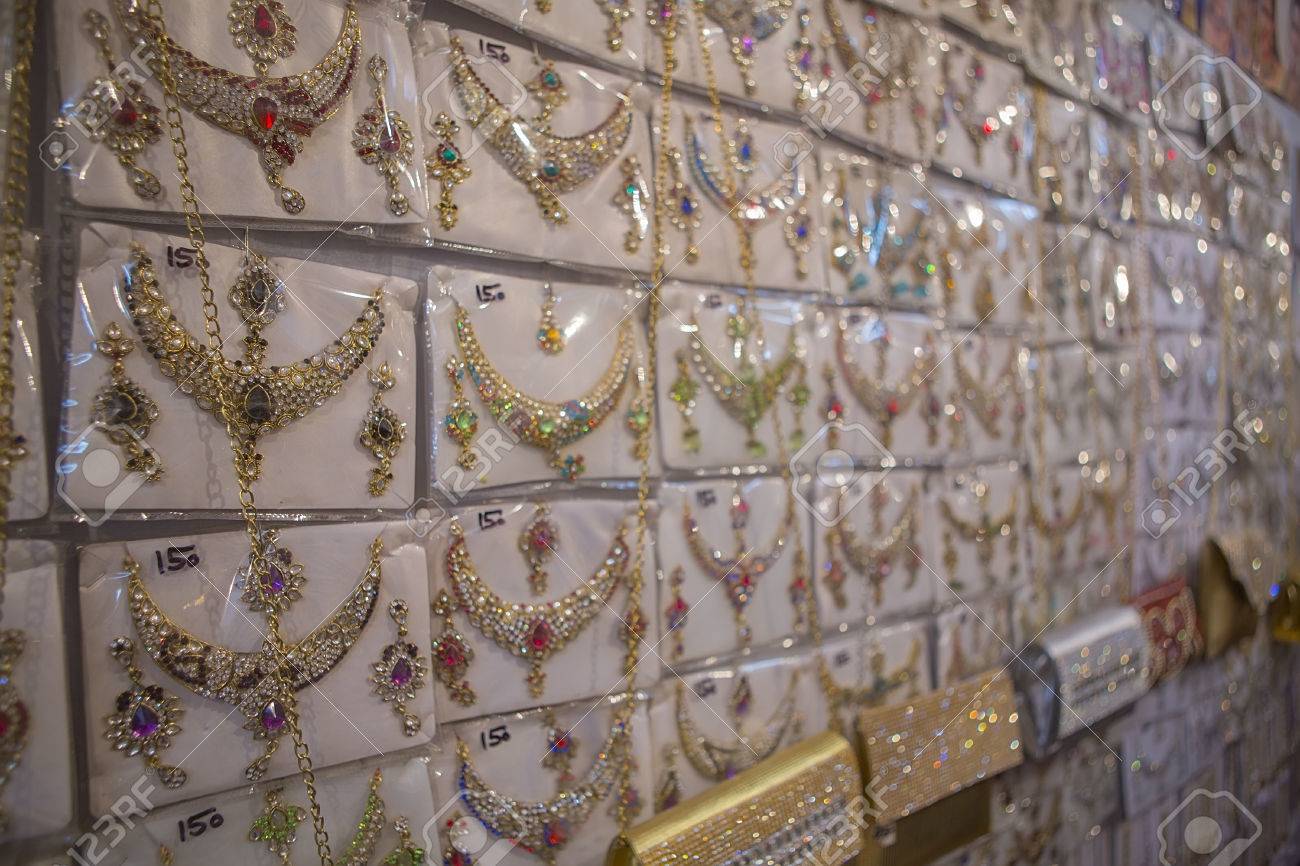 Joyería Oriental Hermosa Del Oro (indio, árabe, Egipcio) En El Mercado Indio. Accesorios De La Manera, Joyería Asiática Del Oro. Collar, Pendientes, Pulseras. Accesorios De Boda De Oro Fotos, Retratos, Imágenes