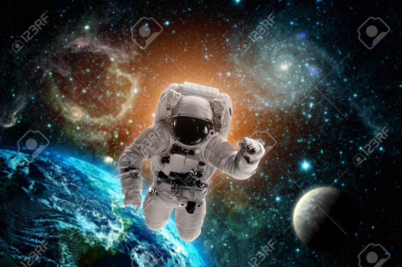 Astronaut Fliegt Uber Die Erde Im Weltraum Elemente Dieses Bildes Von Der Nasa Eingerichtet Lizenzfreie Fotos Bilder Und Stock Fotografie Image 97108400