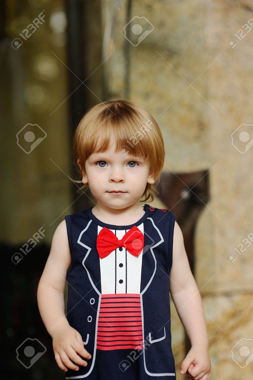 Bebe Mignon Avec Les Cheveux Rouges Dans Un Noeud Papillon Rouge Banque D Images Et Photos Libres De Droits Image