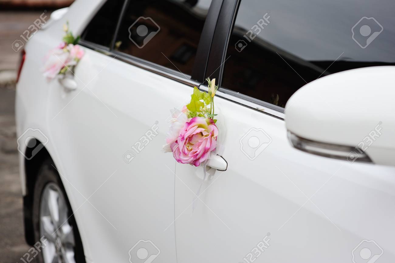 Belle Décoration Pour Une Voiture De Mariage. Organisation De Mariage  Banque D'Images et Photos Libres De Droits. Image 78085845