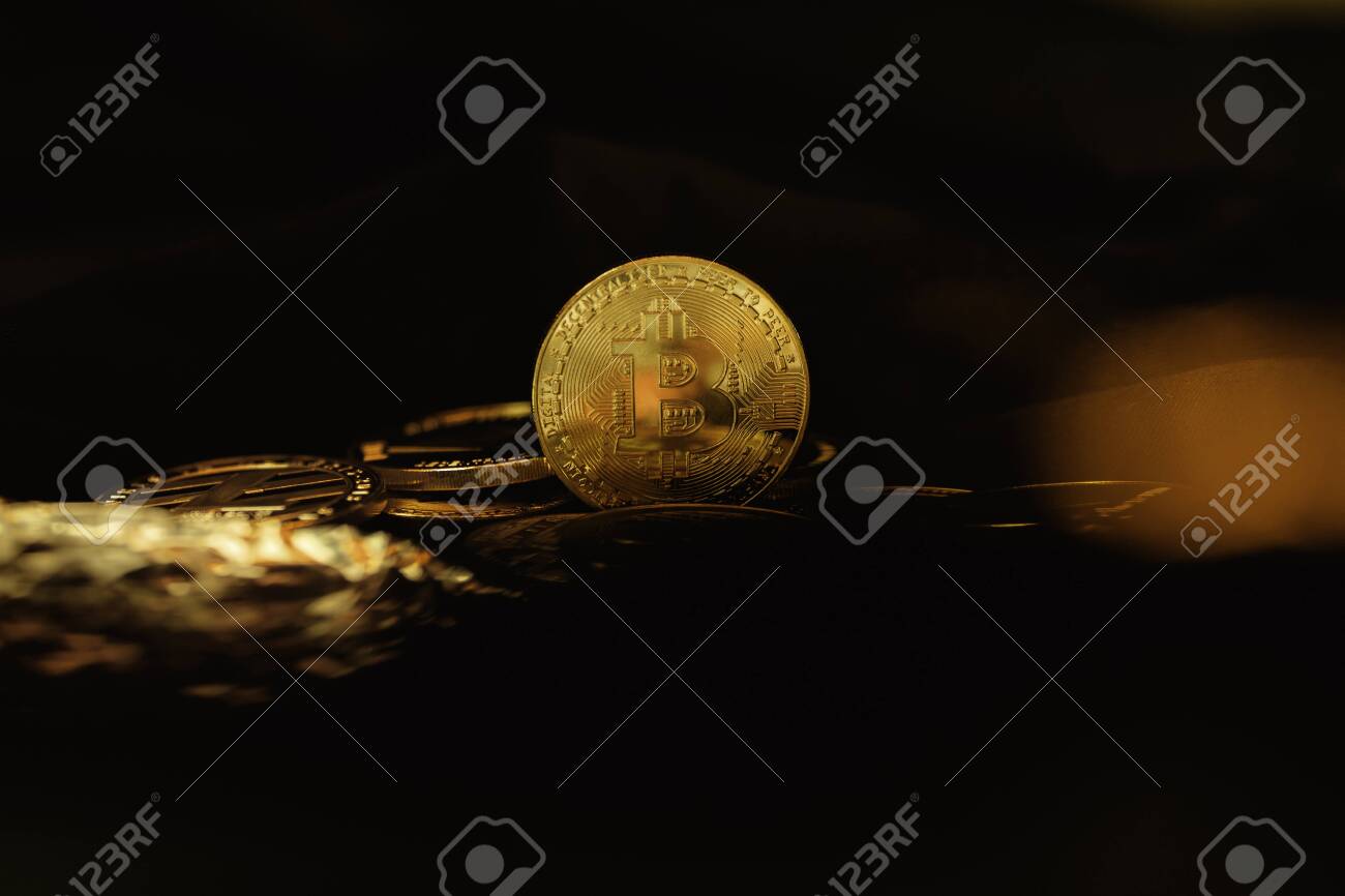 검은색 배경의 비트코인 코인은 미래의 통화입니다. 로열티 무료 사진, 그림, 이미지 그리고 스톡포토그래피. Image 143214662