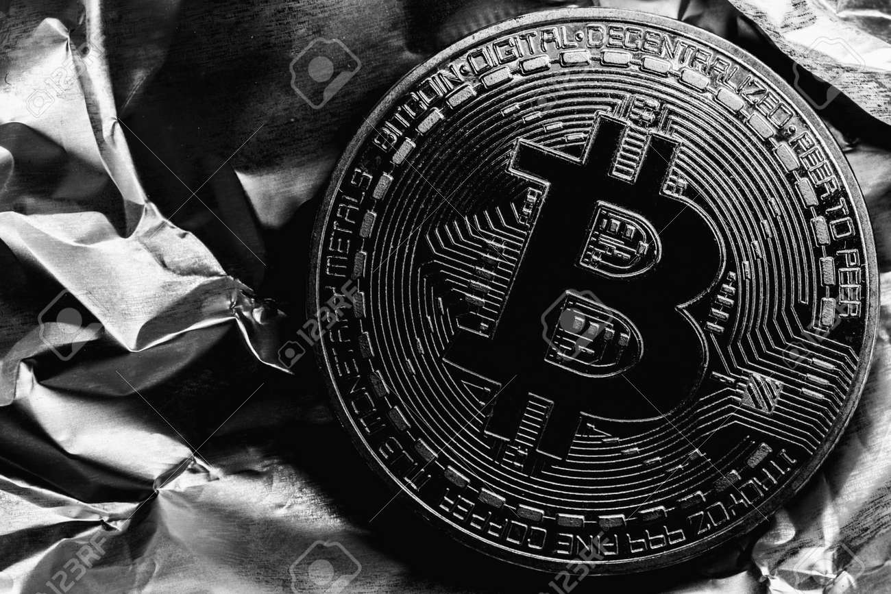 은색 배경 매크로 사진에 있는 비트코인 반감기 암호화폐 로열티 무료 사진, 그림, 이미지 그리고 스톡포토그래피. Image  144660948