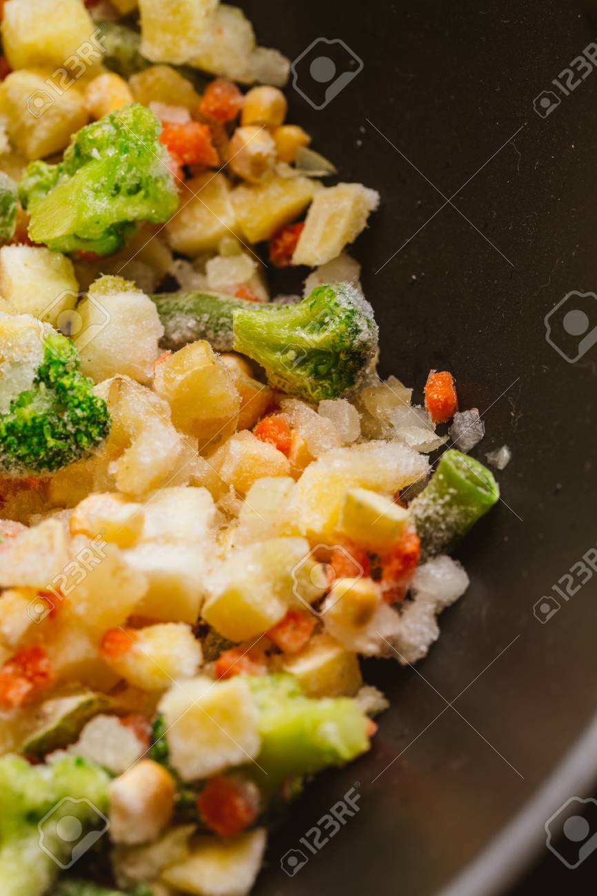 みじん切り野菜とフライパンにブロッコリーの混合物 の写真素材 画像素材 Image