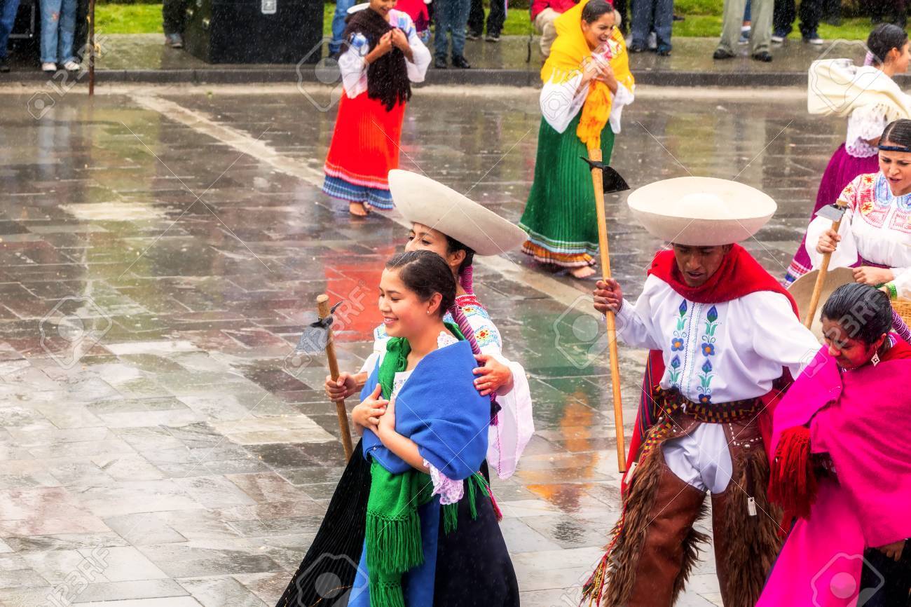 インガピルカ エクアドル 15 年 6 月 日 15 年 6 月 日に母なる地球 太陽の祭り インガピルカ南アメリカ からの贈り物を祝っている先住民族正体不明の若者 の写真素材 画像素材 Image