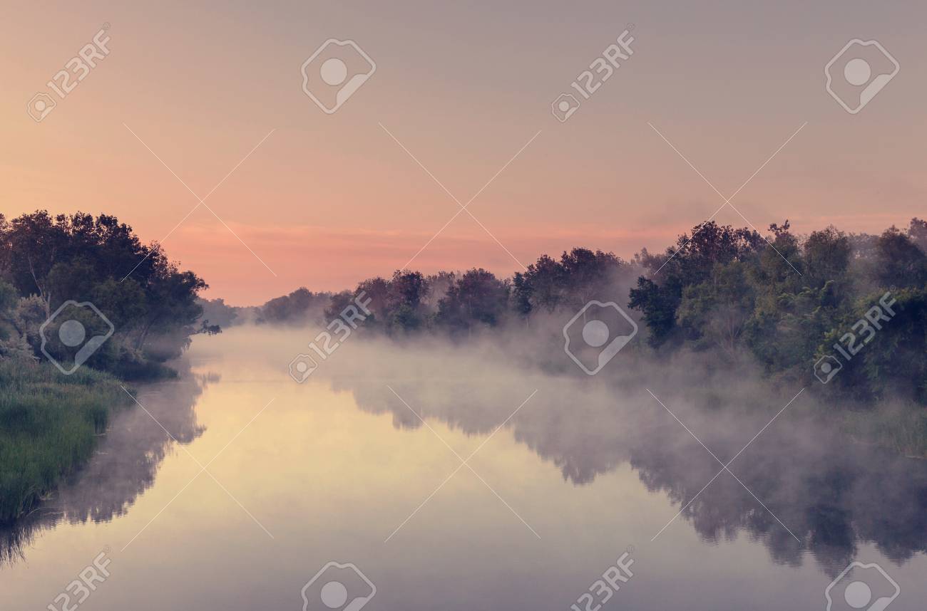 夏のシーズンに珍しい川霧 の写真素材 画像素材 Image 夏のシーズンに珍しい川霧 の写真素材 画像素材 Image