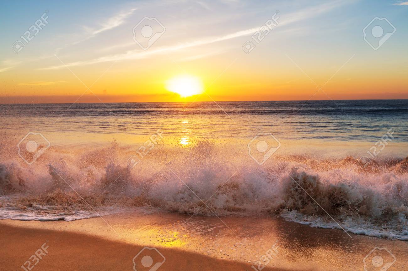 海海岸の風光明媚なカラフルな夕日 壁紙や背景画像に適しています の写真素材 画像素材 Image
