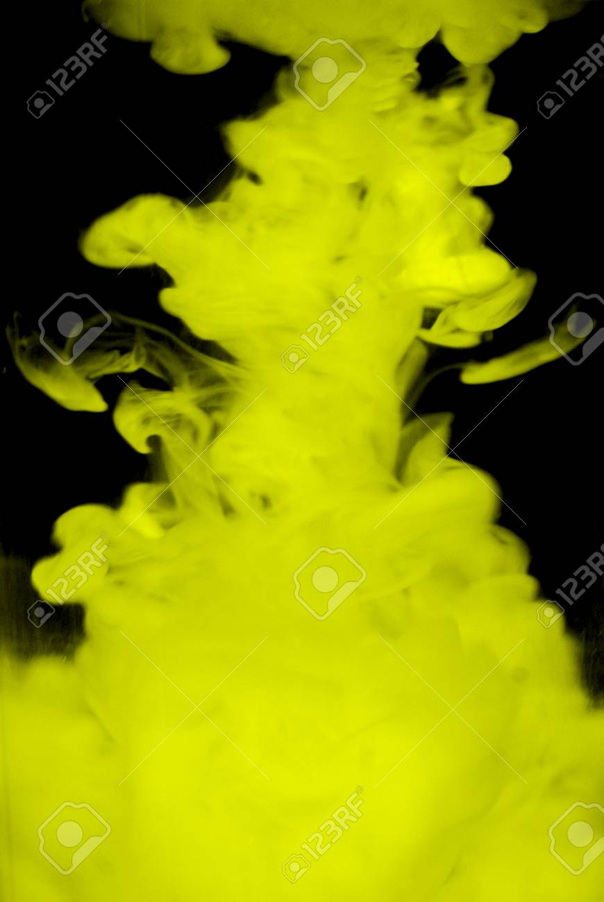黄色の煙と暗い背景 の写真素材 画像素材 Image