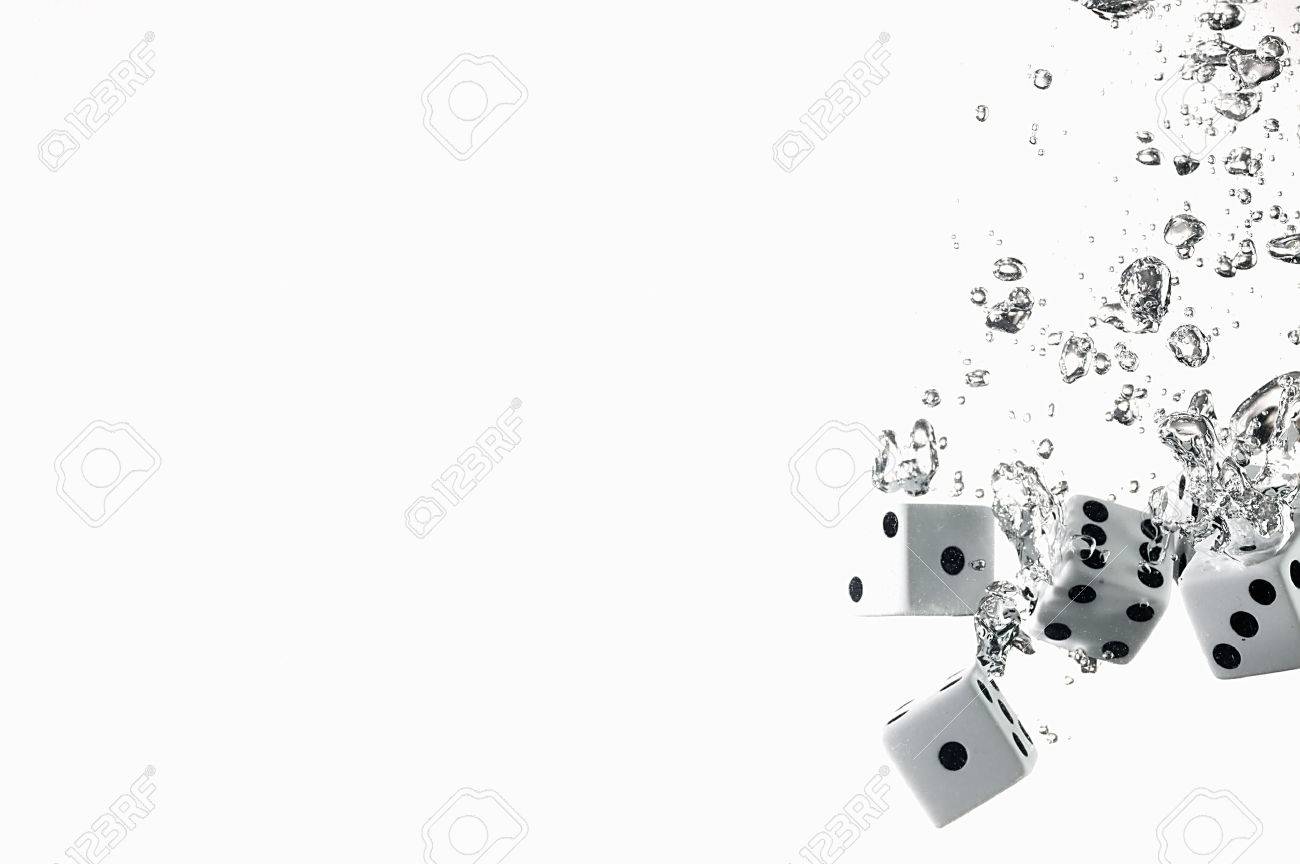 水の下でサイコロ ゲーム 表示されるスプラッシュと空気の泡 の写真素材 画像素材 Image 水の下でサイコロ ゲーム 表示されるスプラッシュと空気の泡 の写真素材 画像素材 Image