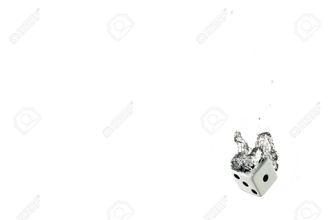 水の下でサイコロ ゲーム 表示されるスプラッシュと空気の泡 の写真素材 画像素材 Image 水の下でサイコロ ゲーム 表示されるスプラッシュと空気の泡 の写真素材 画像素材 Image