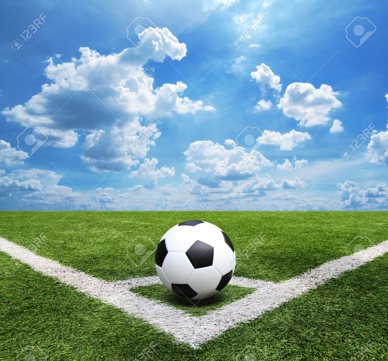 サッカーとサッカーのフィールド草スタジアム青空背景 の写真素材 画像素材 Image