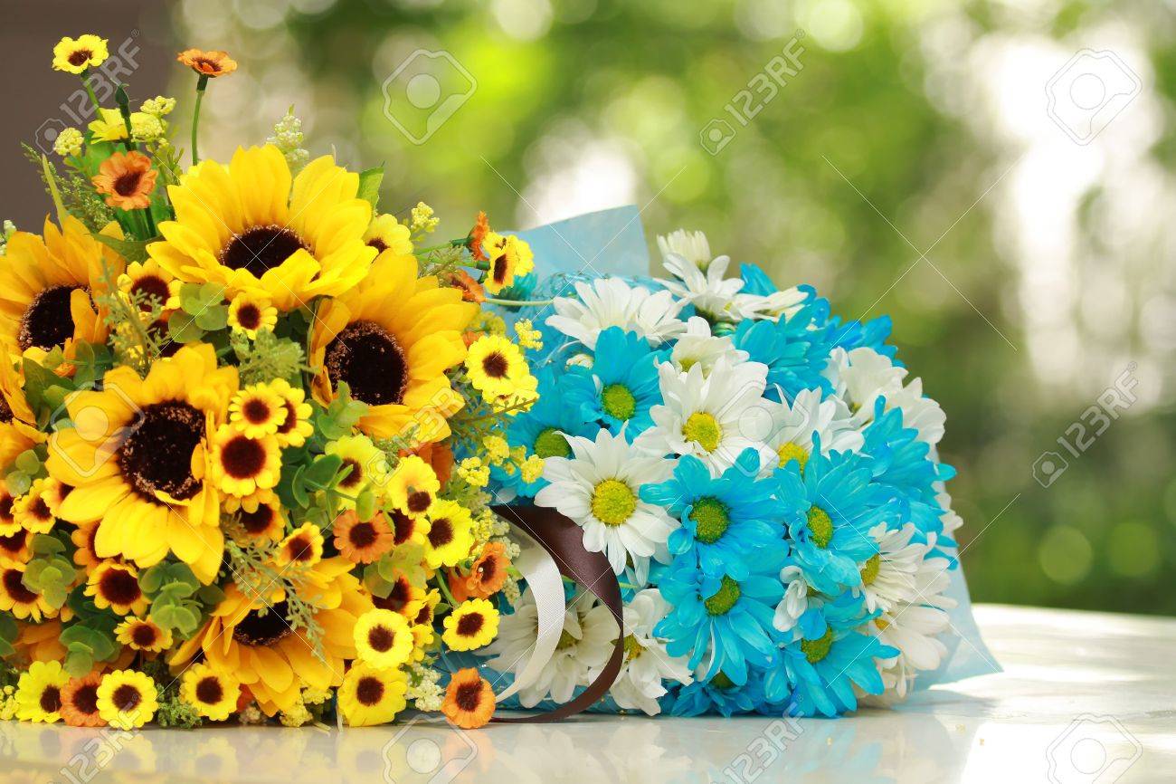 明るい黄色と青の花 緑の背景にテーブルの上の美しい花束 の写真素材 画像素材 Image 明るい黄色と青の花 緑の背景にテーブルの上の美しい花束 の写真素材 画像素材 Image