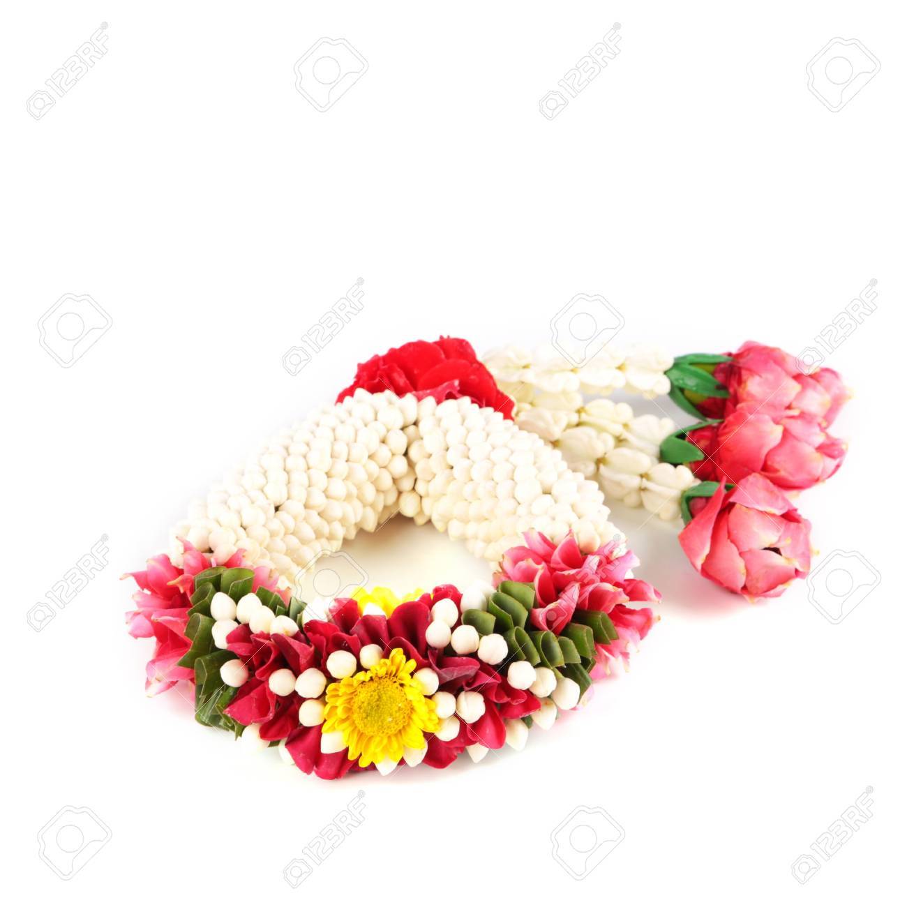 Blumengirlanden In Thai Stil Auf Weissem Hintergrund Verwendet Angebot An Buddha Lizenzfreie Fotos Bilder Und Stock Fotografie Image