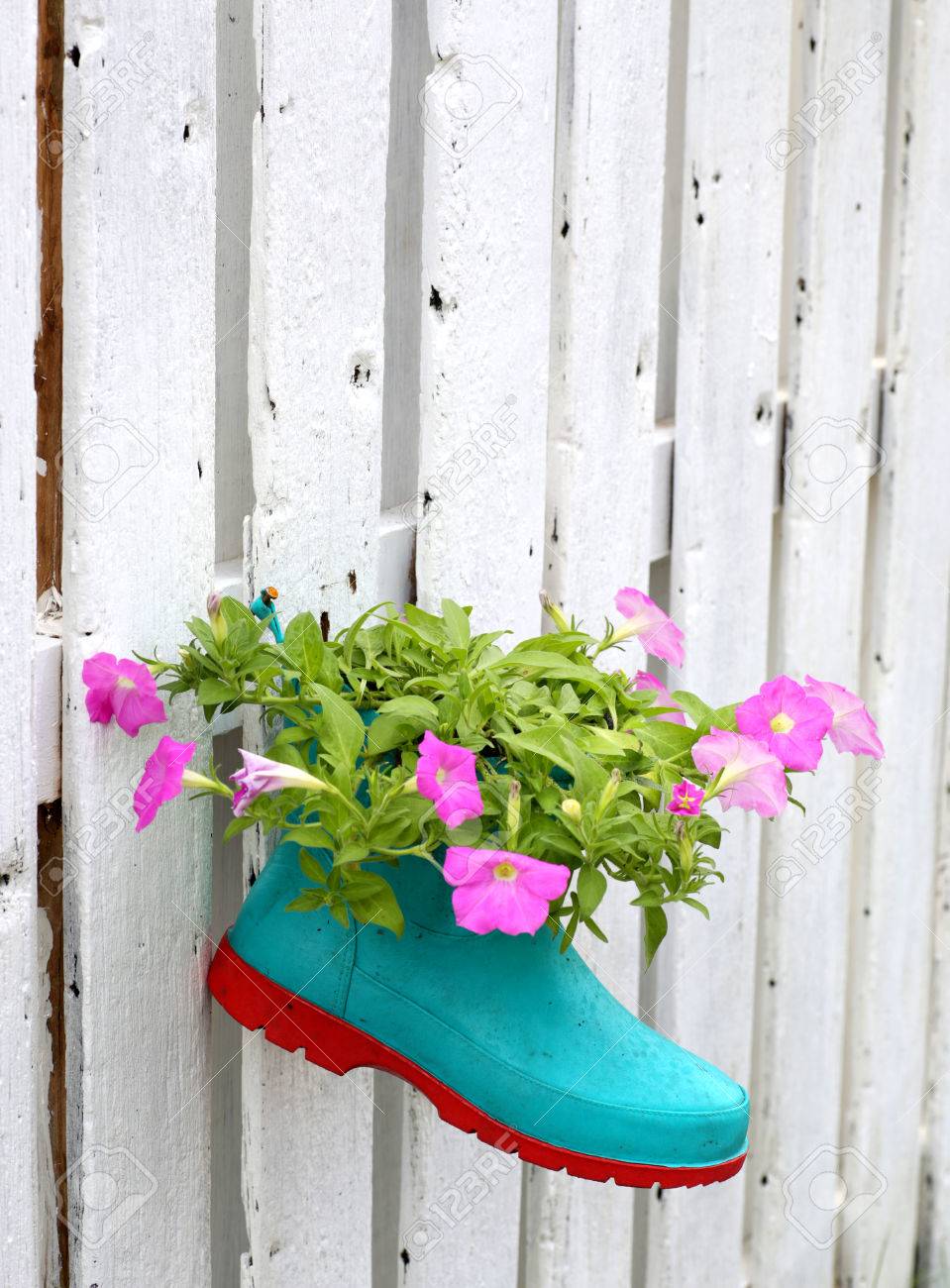 Decoracion Divertida De La Flor En Bota De Goma De Edad Con Pared