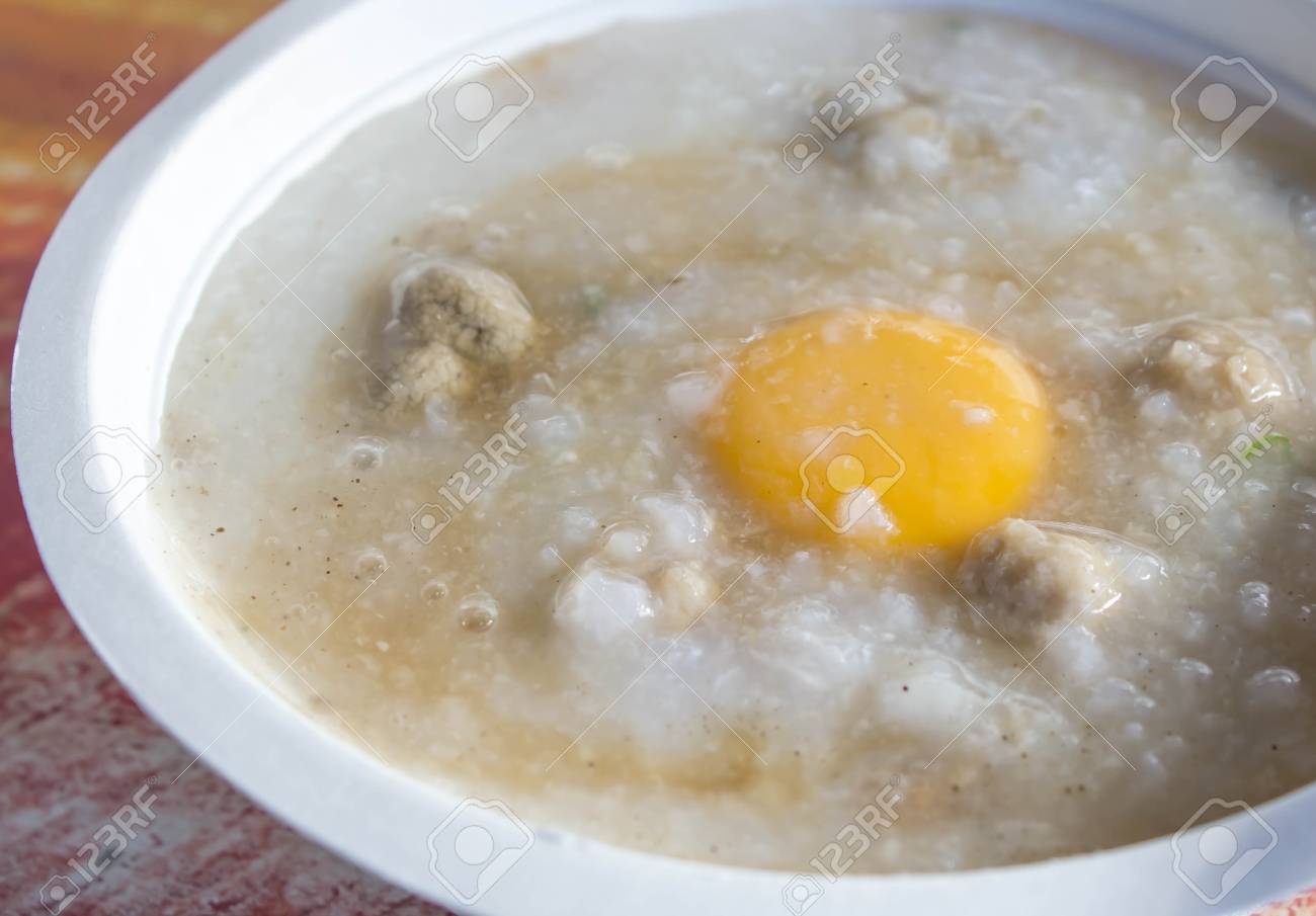 タイ風豚肉のお粥を朝食し 子供のための野菜卵なし の写真素材 画像素材 Image