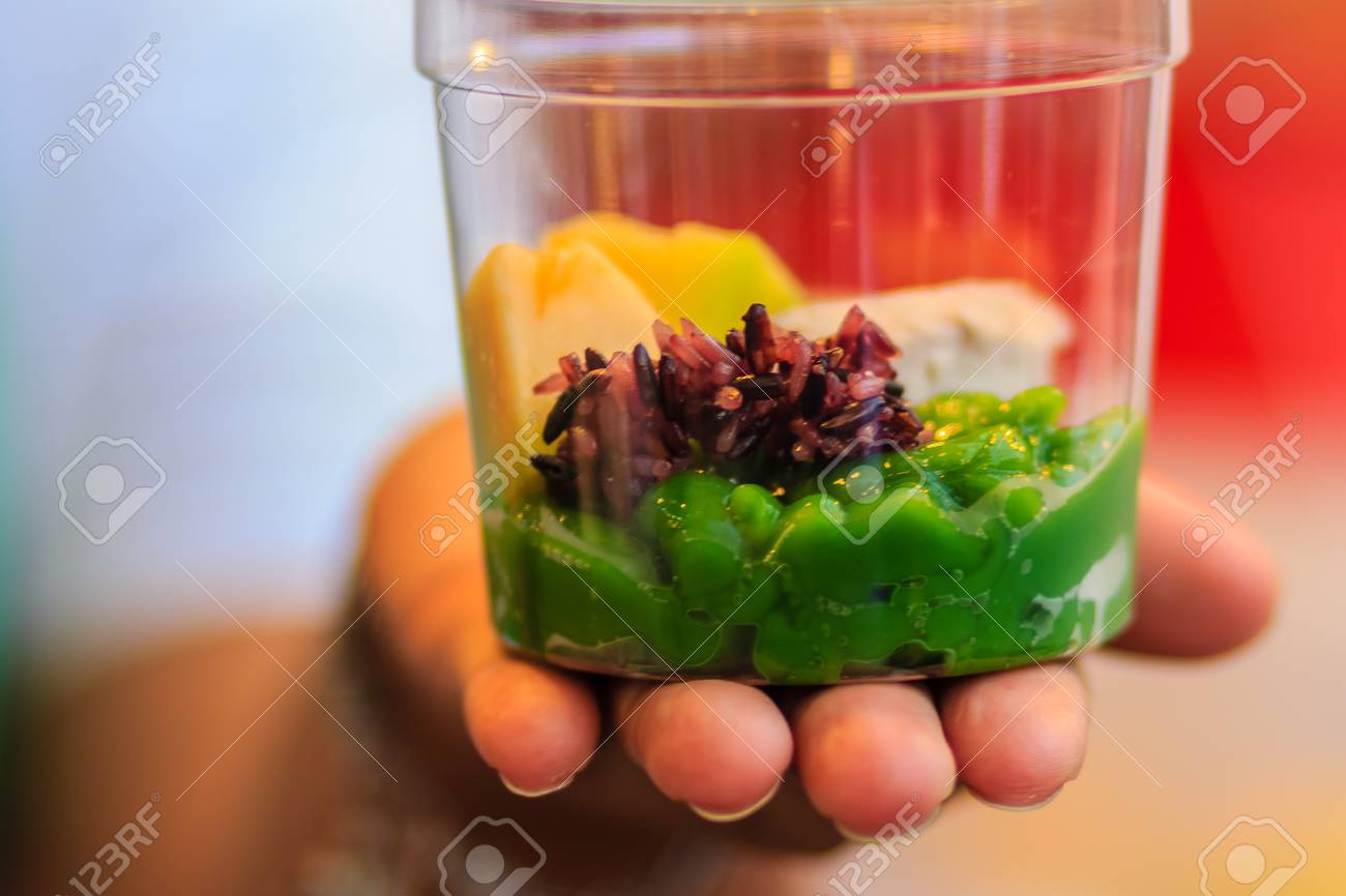 クローズ アップ Cendol ベンダーのナイト マーケットで彼の新しい Cendol 数式を販売します 主な成分は ココナッツ ミルク パンダンと緑米粉ゼリー葉ジュース パーム シュガー 太郎 紫色のもち米 の写真素材 画像素材 Image クローズ アップ Cendol ベンダーのナイト マーケットで彼の新しい Cendol 数式を販売します 主な成分は ココナッツ ミルク パンダンと緑米粉ゼリー葉ジュース パーム シュガー 太郎 紫色のもち米 の写真素材 画像素材 Image