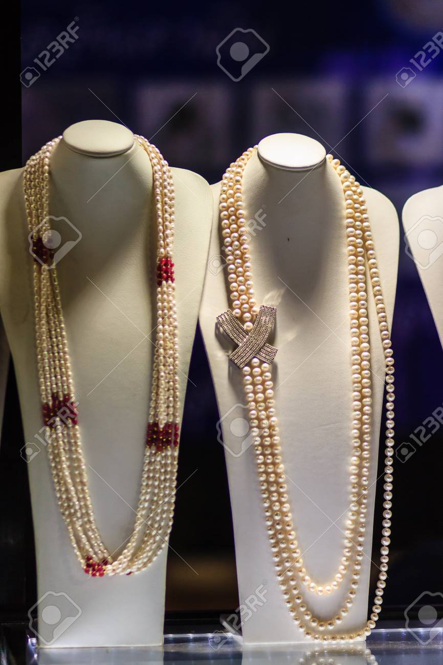 Hermosos Collares Largos De Se Muestran En Una Joyería. Pobre Luz Con Un Disparo De Grano De Ruido Fotos, Retratos, Imágenes Y Archivo Libres De Derecho. Image 83222270.