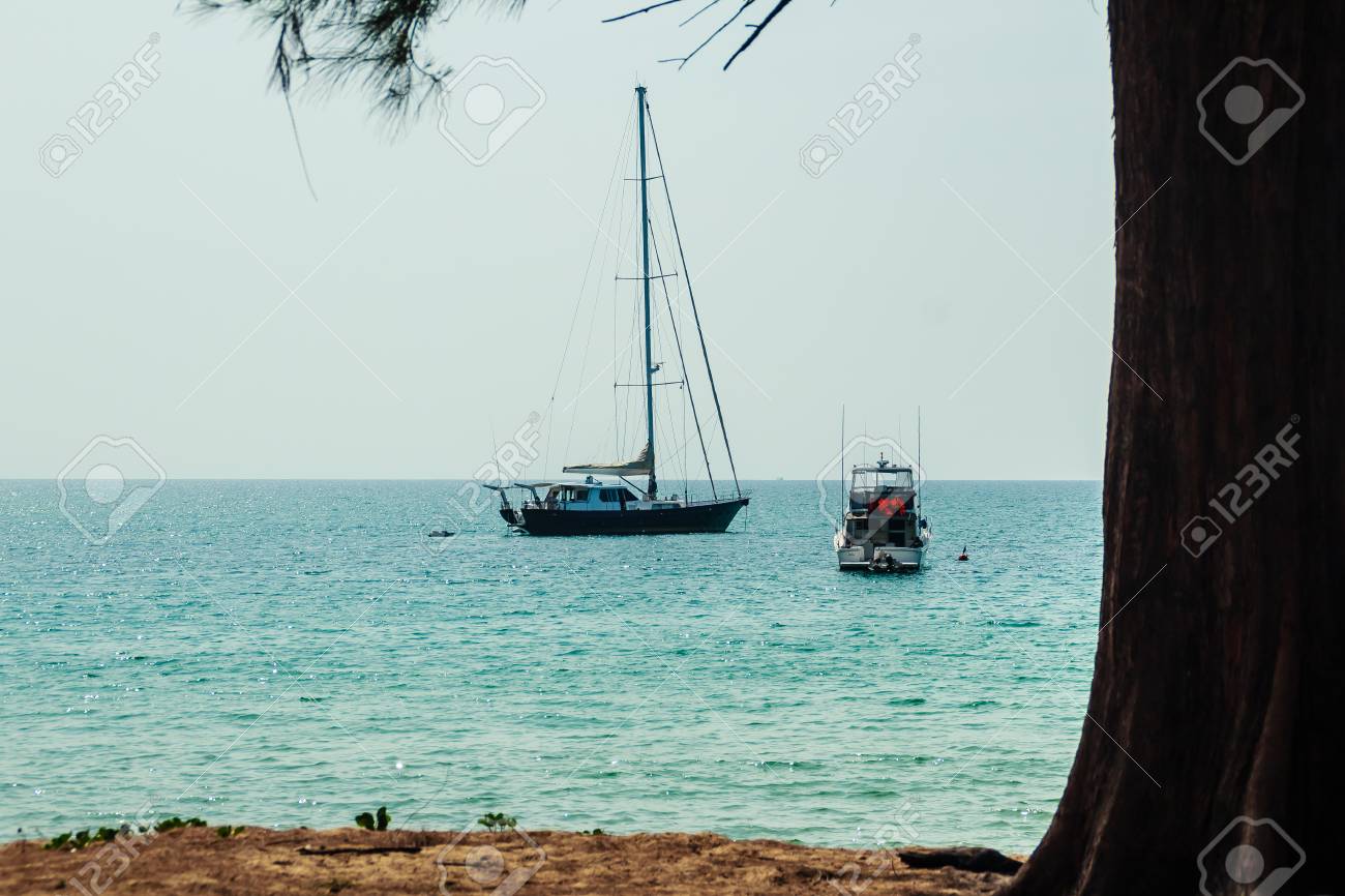 Bateau De Quille Amarré Sur Le Rivage Vue Depuis La Plage De La Forêt Vue De Paysage Marin Avec Arbre Forestier Et Voilier Plage Paisible Avec