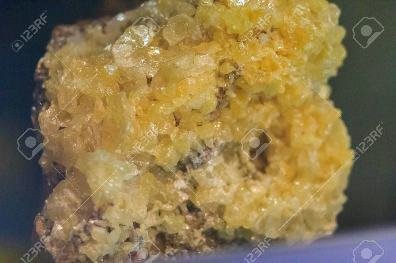 Pyromorphite は 鉱業および採石業界の粒状の習慣岩の標本を製造しています Pyromorphite は 鉛 Chlorophosphate からなる鉱物種であり 鉛の鉱石として採掘されるのに十分な豊かさを有する の写真素材 画像素材 Image