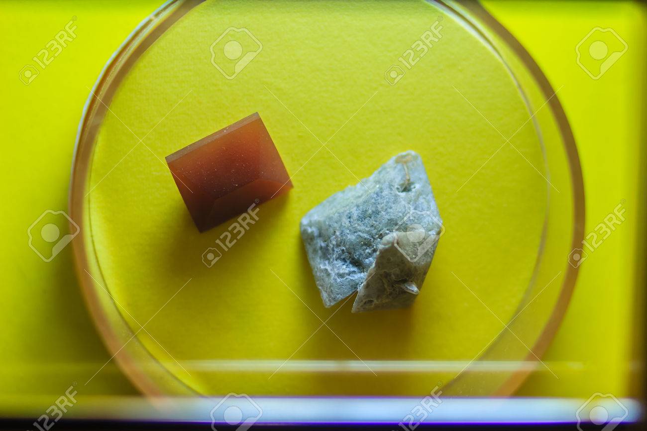 鉱業および採石からのバライト石の標本 Baryte またはバライト Baso4 は 硫酸バリウムからなる鉱物である Baryte は一般的に白または無色で バリウムの主な供給源です の写真素材 画像素材 Image