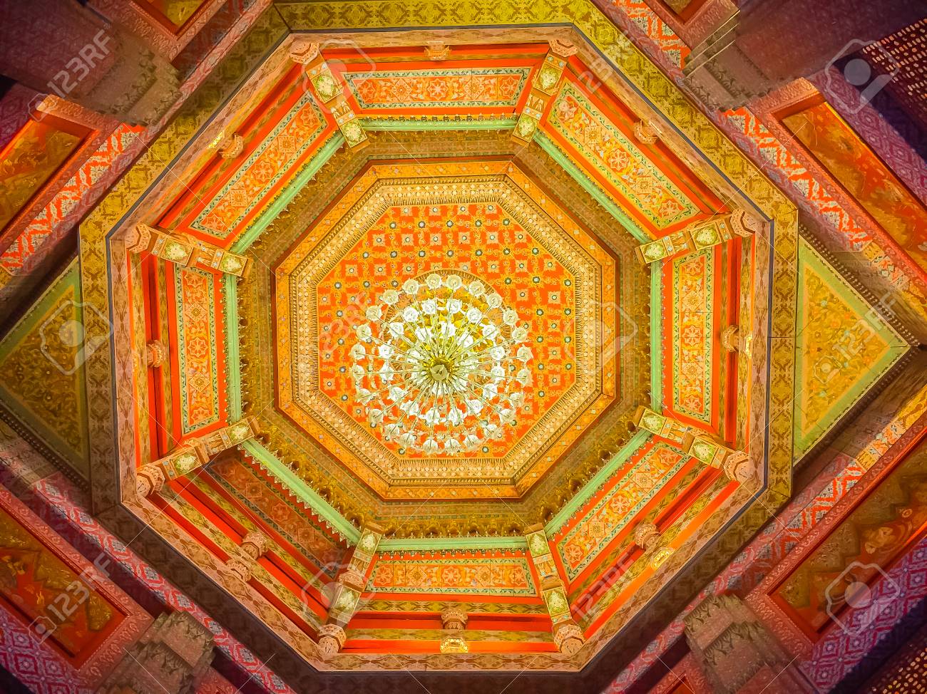 schne leuchterlampe hngt an der verzierten decke in der buddhistischen kirche thailand buntes muster - Decke Muster schne leuchterlampe hngt an der verzierten decke in der buddhistischen kirche thailand buntes muster - Decke Muster