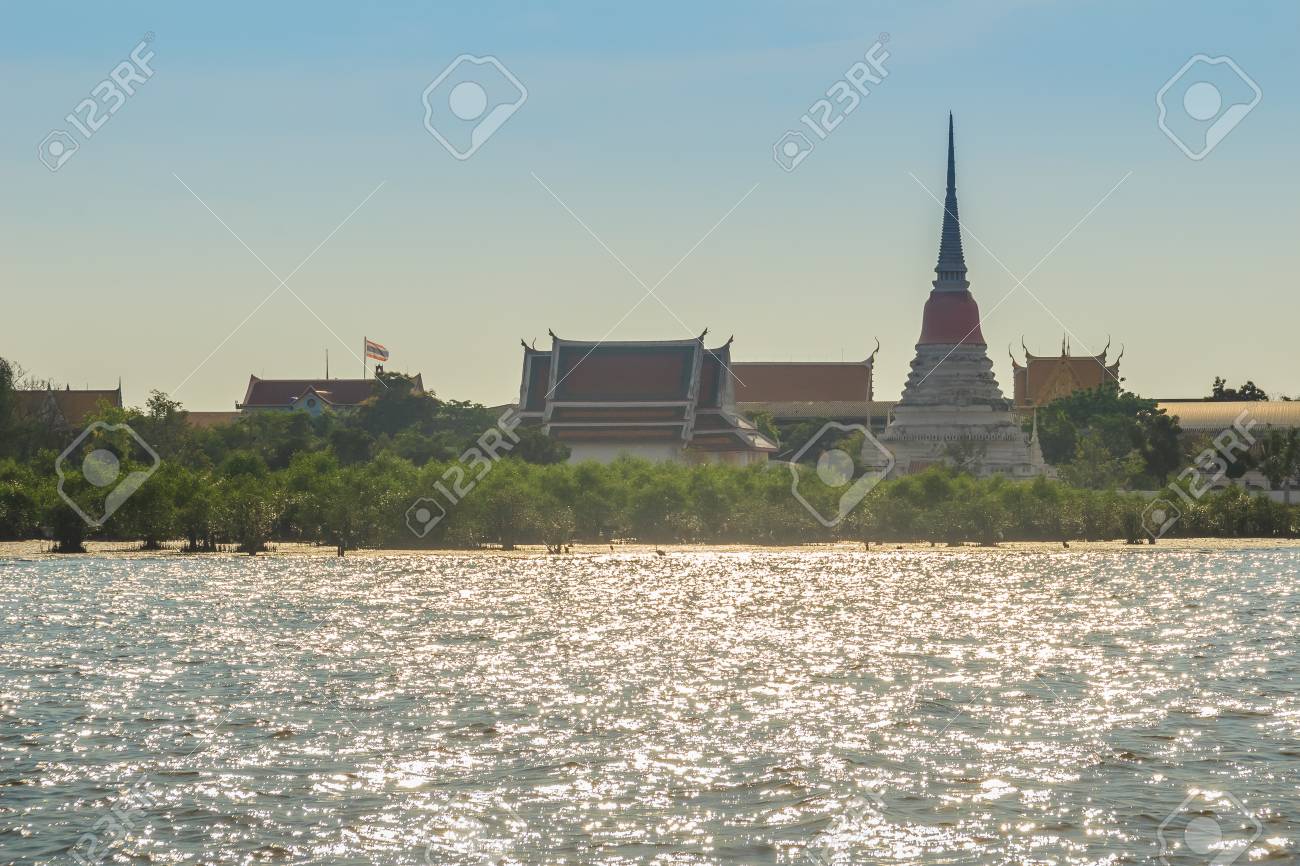 チャオプラヤー川 美しい サムットプラカーン タイで有名な寺院からワット プラサムットチェディ テンプル ビュー の写真素材 画像素材 Image