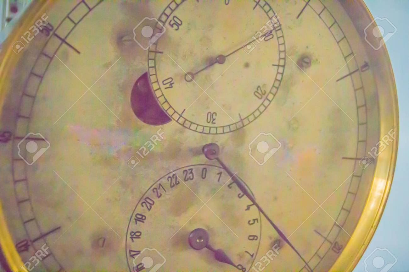 Antiguo cronómetro marino antiguo, un reloj que es lo suficientemente preciso y exacto para ser utilizado como un estándar de tiempo portátil Antiguo cronómetro marino antiguo, un reloj que es lo suficientemente preciso y exacto para ser utilizado como un estándar de tiempo portátil