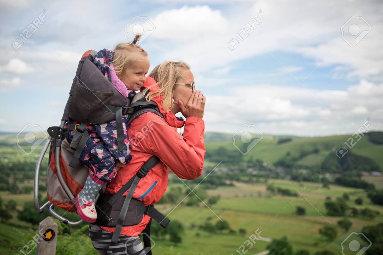 Jeune Mere Heureuse Tenir Le Petit Voyageur Sur Le Dos Bebe Fille En Portant Sac A Dos En Profitant De L Aventure De Voyage Activite De Randonnee Avec Enfant Sur Les Vacances
