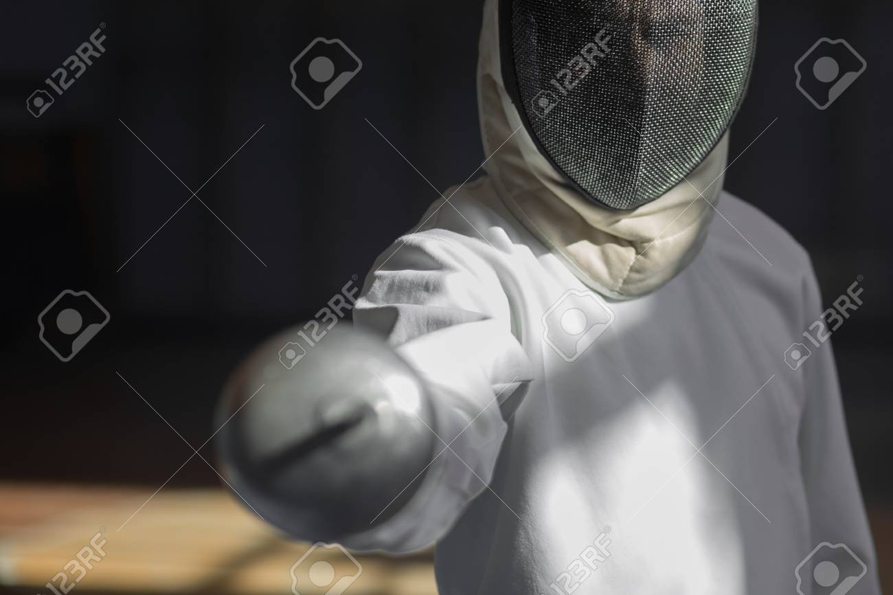 スポーツ ルーム マスク 手には刀の剣士 選手は 大会の準備します フェンシング コーチ フェンシング スポーツ動機です マスクと剣 の写真素材 画像素材 Image
