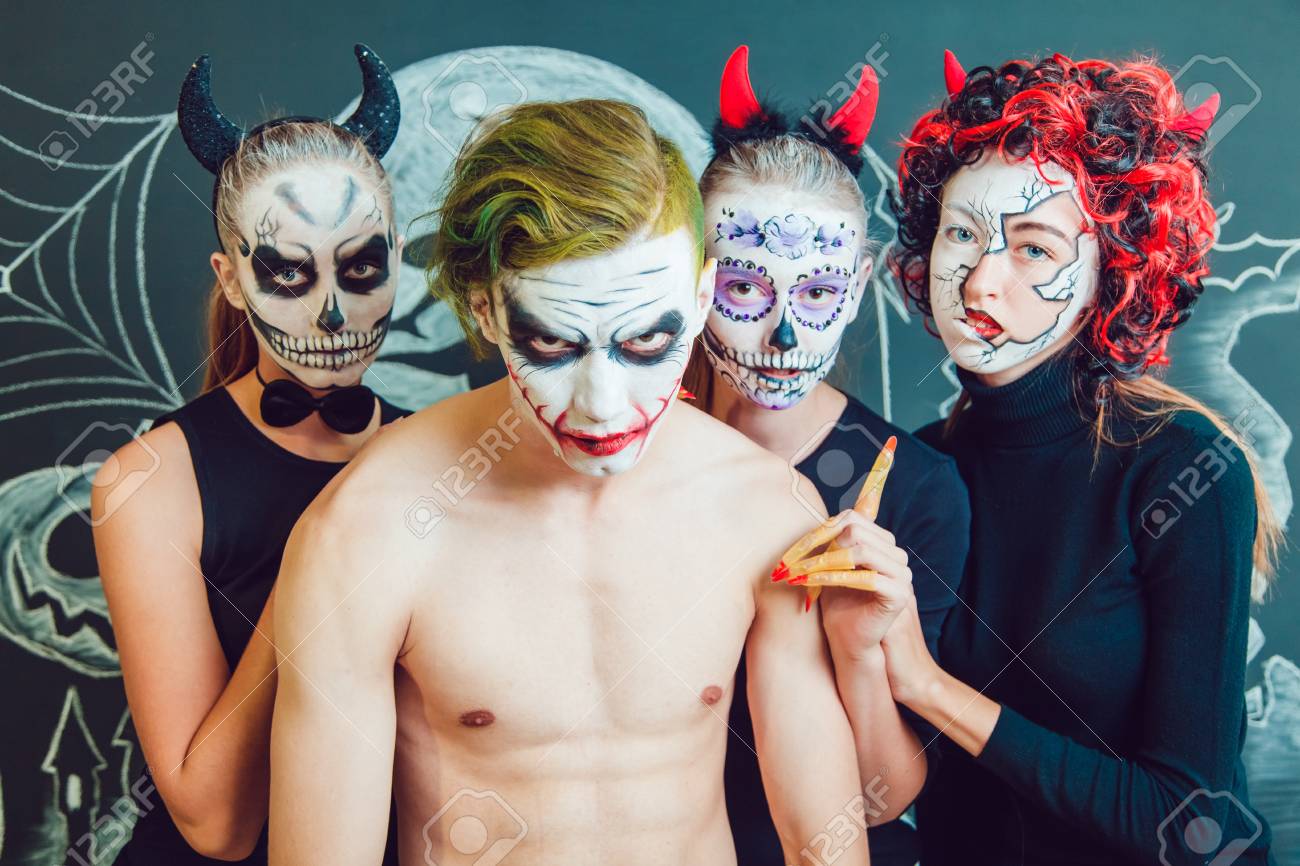 3 人の女の子 白い背景の上のハロウィン顔アートの男 の写真素材 画像素材 Image 3 人の女の子 白い背景の上のハロウィン顔アートの男 の写真素材 画像素材 Image
