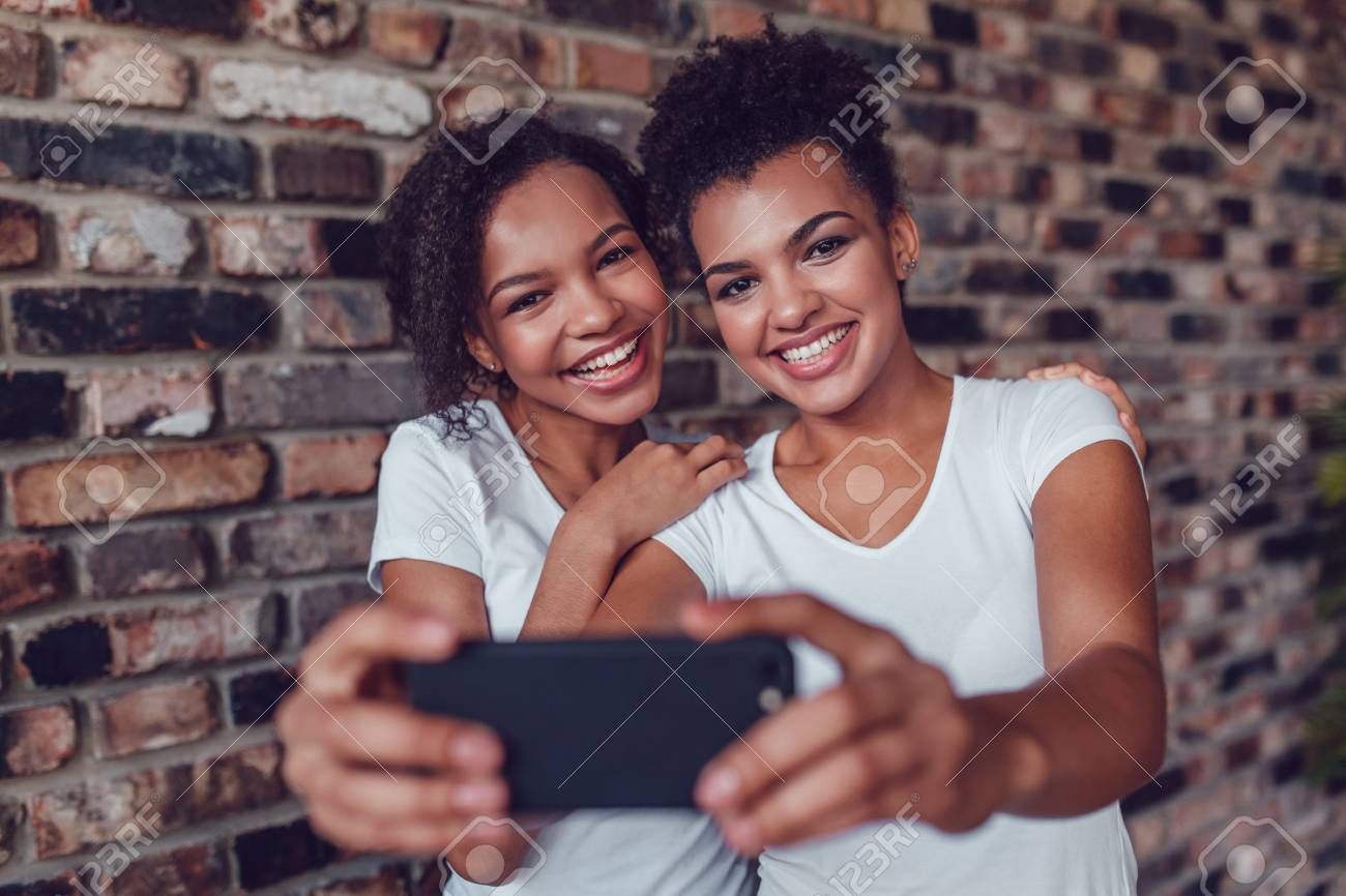 Deux Jeunes Filles Africaines Attrayantes Font De L'amour À La Maison.  Banque D'Images et Photos Libres De Droits. Image 78236234