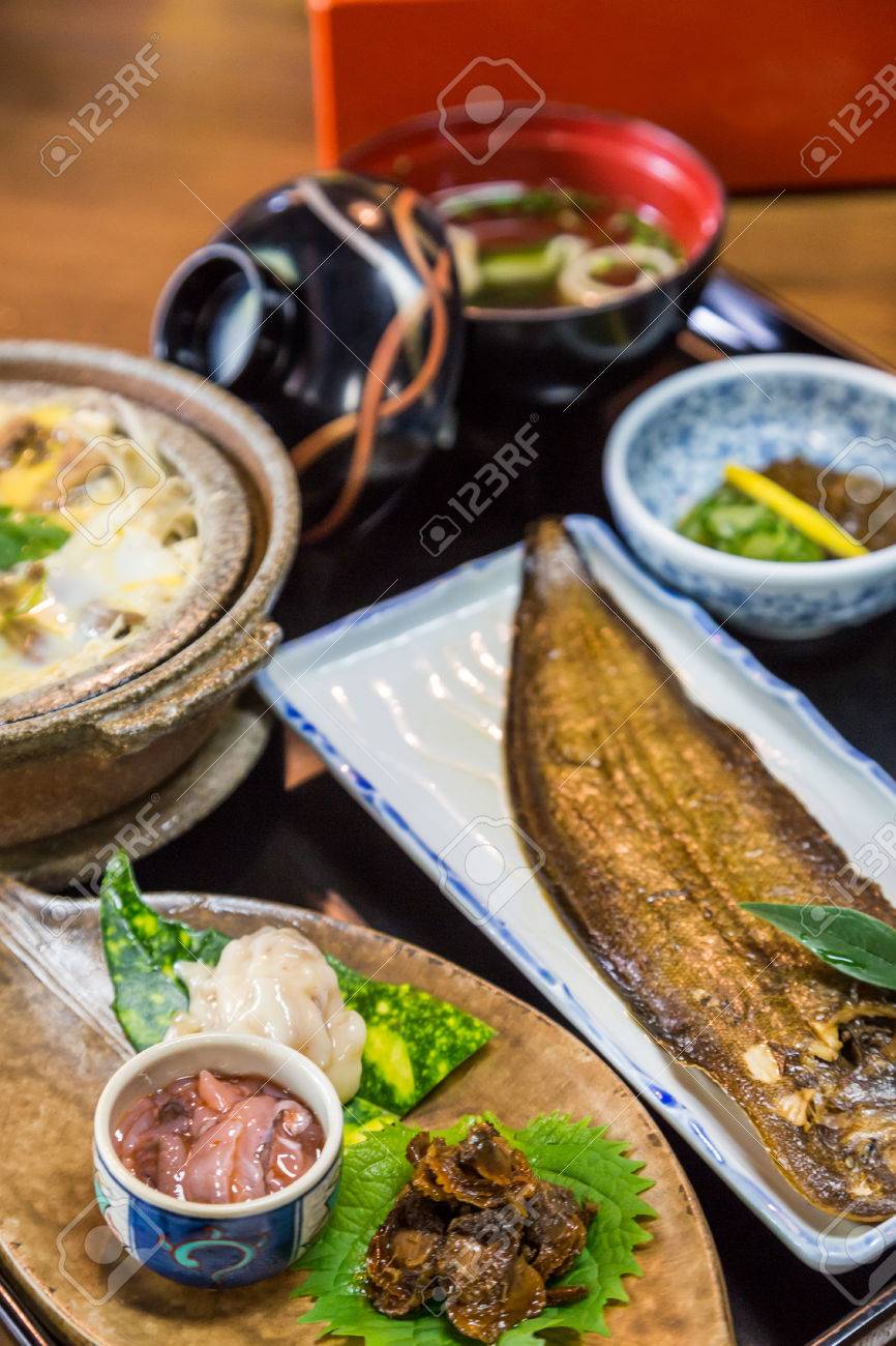 豪華な和食を設定 唯一の魚を炙り焼きし ゆで卵とごぼうのドジョウ の写真素材 画像素材 Image