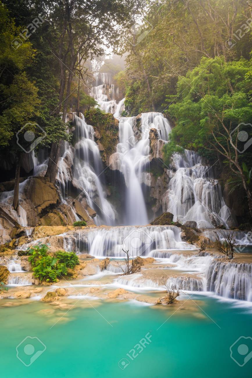 Cascade De Tat Kuang Si Ou Kouangxi  Luang Prabang, Au Laos. C&#39;est Une  Trs Belle Cascade Au Lao. C&#39;est L&#39;endroit Le Plus Clbre Pour Les  Touristes Et Les Voyageurs Banque D&#39;Images