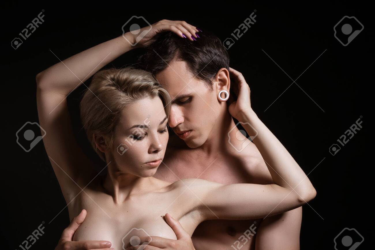 Chico Y Chica Abrazándose, Torso Desnudo Sobre Un Fondo Negro. Fotos,  retratos, imágenes y fotografía de archivo libres de derecho. Image  155640757